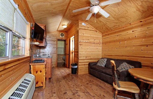 Centre Hall Cabina | Deluxe Cabin 40 w/ 4 Beds