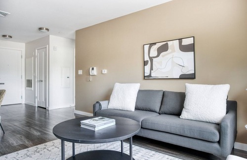 North Cambridge Apartamento | Deluxe Cambridge Alewife 1BR w/ W/D & Gym, nr Davis Sq, by Blueground