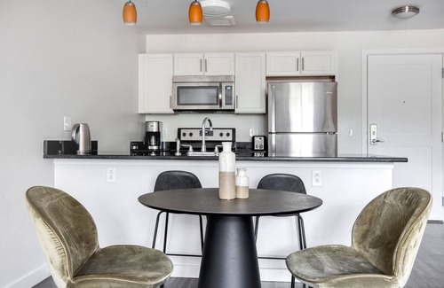 North Cambridge Apartamento | Deluxe Cambridge Alewife 1BR w/ W/D & Gym, nr Davis Sq, by Blueground