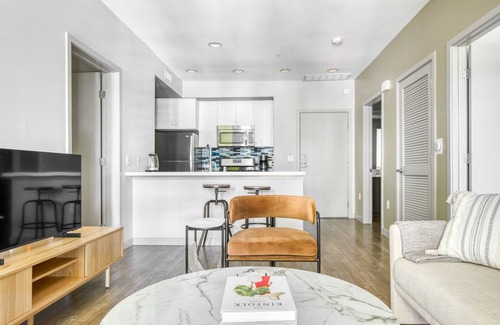 Little Tokyo Apartamento | Deluxe Downtown 2BR w/ Pool, W/D & Gym, near 7th St Metro, by Blueground
