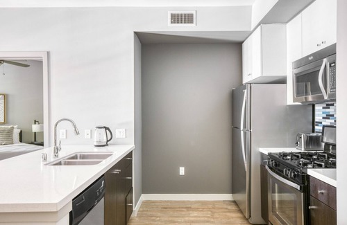 Little Tokyo Apartamento | Deluxe Downtown 2BR w/ Pool, W/D & Gym, near 7th St Metro, by Blueground
