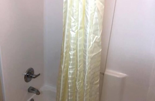 Lawton Hotel | Deluxe Inn