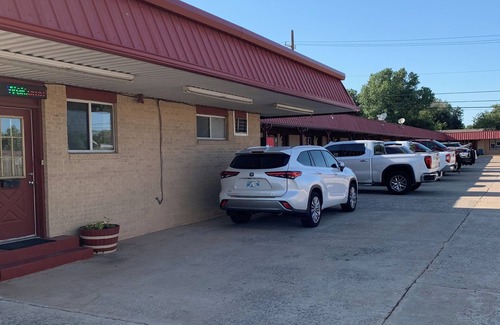 Lawton Hotel | Deluxe Inn