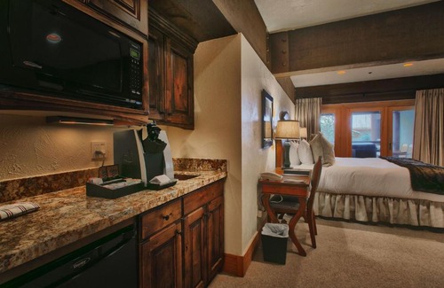 Deer Valley Hotel | Deluxe King Room with Hot Tub Hotel Room