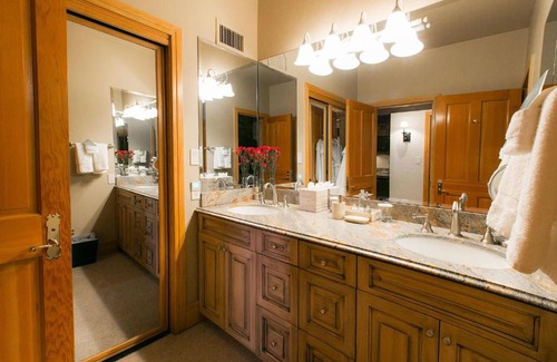 Deer Valley Hotel | Deluxe King Room with Hot Tub Hotel Room