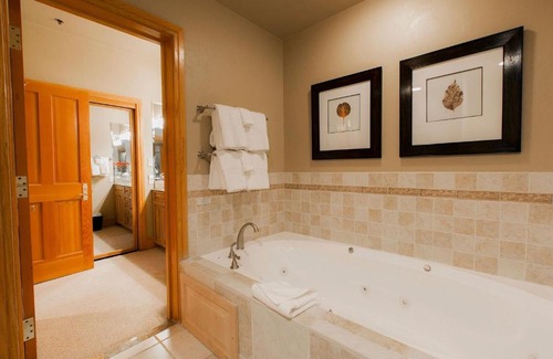 Deer Valley Hotel | Deluxe King Room with Hot Tub Hotel Room