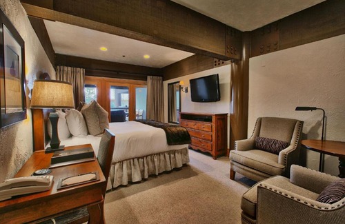 Deer Valley Hotel | Deluxe King Room with Hot Tub Hotel Room