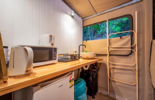 Nelly Bay Otro | Deluxe King Safari Tent 2
