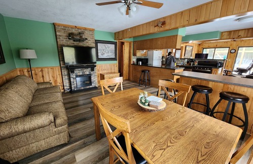 Irons Cabina | Deluxe Little Manistee River Cabin - Irons, MI