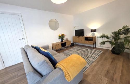 Ely Apartamento | Deluxe One Bed Flat at Dawe Luxury Suites - An Entire Apartment near Ely Cathedral & Train Station - Ideal Gateway to Explore Ely, Cambridge, Norfolk & London - Sleeps up to 4