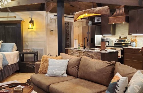 Big Canoe Cabina | Deluxe Romantic Couples Retreat inside Big Canoe with Hot Tub!