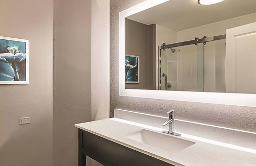 Orlando Hotel | Deluxe Room Near UCF w/ Breakfast & Pool – Ideal for Orlando Park Exploration
