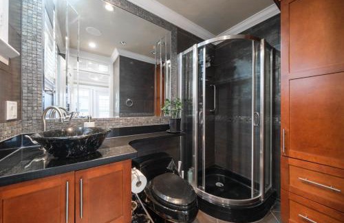 South Cambie Casa | Deluxe Room with Ensuite Washroom in Villa