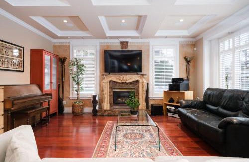 South Cambie Casa | Deluxe Room with Ensuite Washroom in Villa