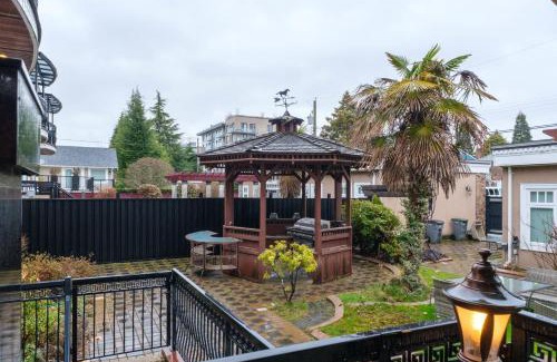 South Cambie Casa | Deluxe Room with Ensuite Washroom in Villa