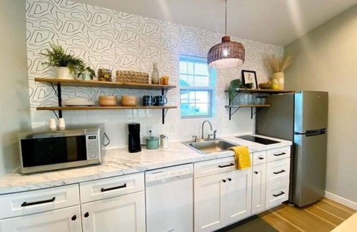 Joplin Casa | Deluxe Studio w/great location! Sleek & stylish!