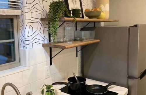 Joplin Casa | Deluxe Studio w/great location! Sleek & stylish!