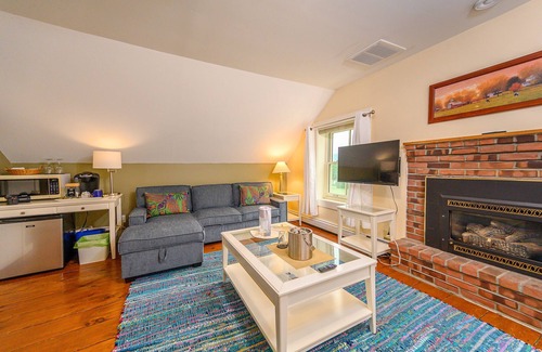 Stowe Cama Y Desayuno | Deluxe Suite with Queen Bed, Full Sofa Bed, Fireplace, Refrigerator, Coffee Maker, Microwave