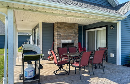Stanley Bridge Condominio | Deluxe two bedroom condo with outdoor fireplace