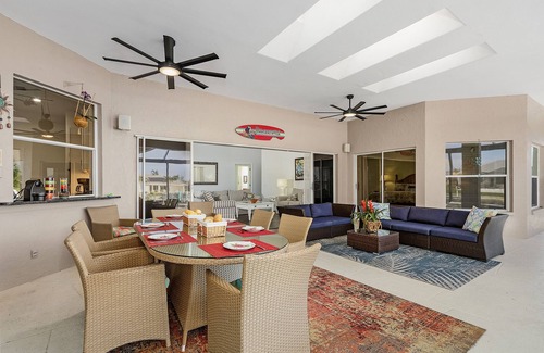 Pelican Villa | Villa de lujo, orientación suroeste, piscina climatizada / spa, amplio lote en esquina, canal hacia el mar