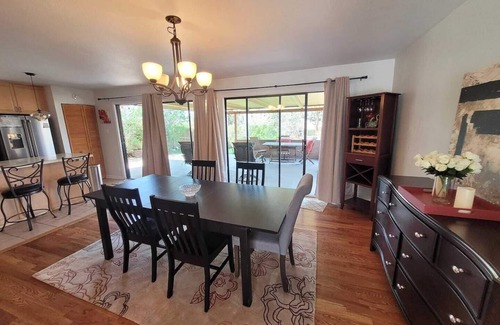 Southeast Casa | ♡Denver-Central: Cozy Bungalow w/ dual fireplace, open kitchen & private yard