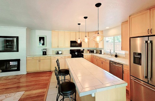 Southeast Casa | ♡Denver-Central: Cozy Bungalow w/ dual fireplace, open kitchen & private yard