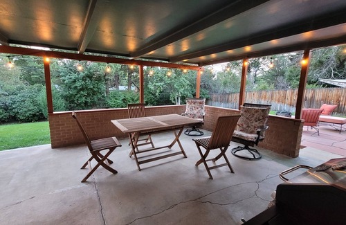 Southeast Casa | ♡Denver-Central: Cozy Bungalow w/ dual fireplace, open kitchen & private yard