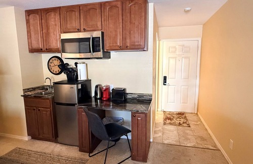 Englewood Condominio | Denver Tech Center - Free Parking - Fast WiFi!