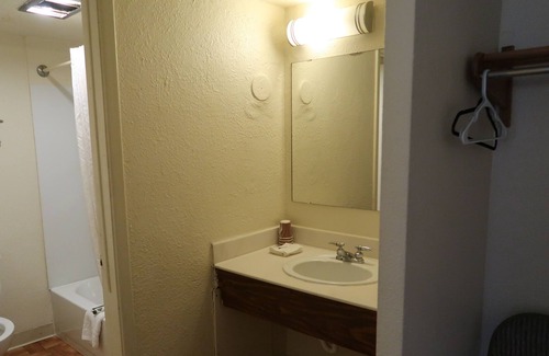 Lakewood Hotel | Denver West Inn