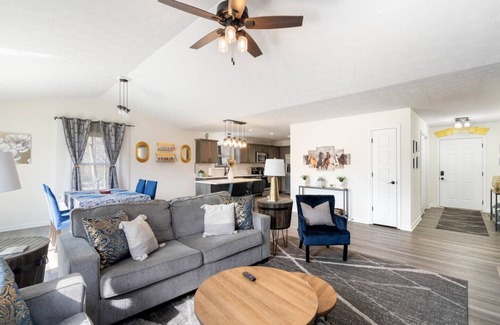 Buechel Casa | DerbyCityRetreat|GameRoomArcades|Firepit|Sleep8