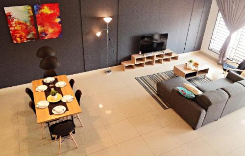 Desaru Casa | Desaru Cosy Homestay - near WaterPark, Beach, Rapid -Wifi, TVbox, Steamboat, BBQ Available