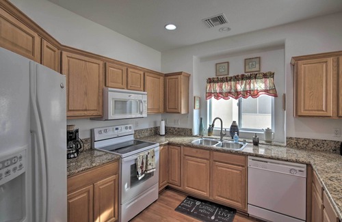 Sunridge Estates Condominio | ¡NUEVO! Condominio del desierto con piscina ~ 3 millas al río Colorado!