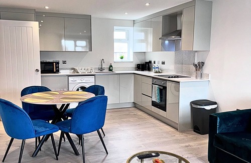 Elmbridge Apartamento | Desford Delight: Modern 1Bedroom Near Heathrow Airport w/ EV Charger
