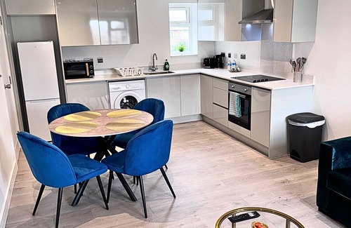Elmbridge Apartamento | Desford Delight: Modern 1Bedroom Near Heathrow Airport w/ EV Charger
