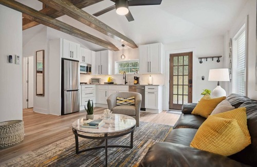 East Side Apartamento | Designer Den | Chic Luxury in a Hip Area