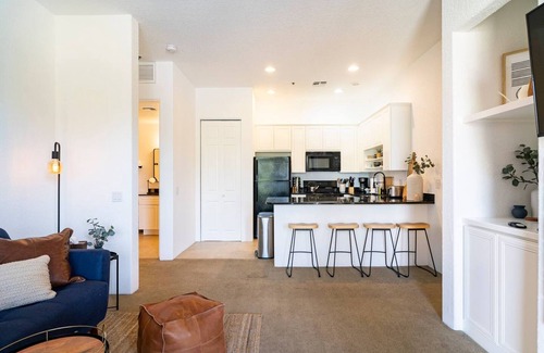 Village Apartamento | Designer Desert Condo Pool Hot Tub Dogs Welcome
