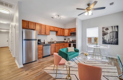 Metropolitan Casa | Designer Digs w/ Amazing Patio, Walk Everywhere by Lucky Savannah