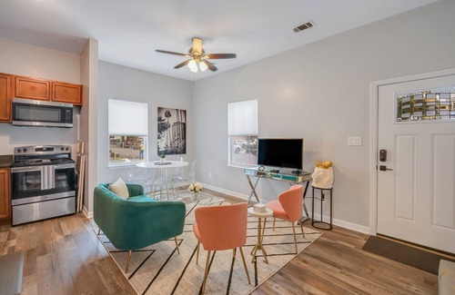 Metropolitan Casa | Designer Digs w/ Amazing Patio, Walk Everywhere by Lucky Savannah