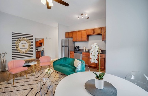 Metropolitan Casa | Designer Digs w/ Amazing Patio, Walk Everywhere by Lucky Savannah