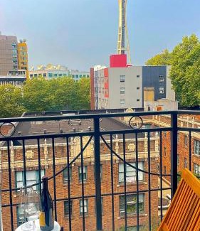 Belltown Apartamento | Designer Penthouse Space Needle View & Walk to Everything