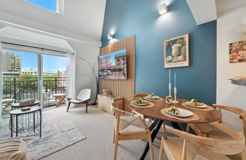 Belltown Apartamento | Designer Penthouse Space Needle View & Walk to Everything
