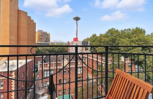 Belltown Apartamento | Designer Penthouse Space Needle View & Walk to Everything