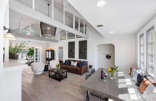 St. Helena Casa | Designer Saint Helena Home! Easy Walk to Downtown!