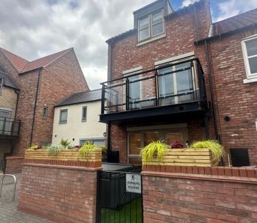 Hull Casa | Designer Townhouse with Hot Tub, Balcony and Bronze Sculptures