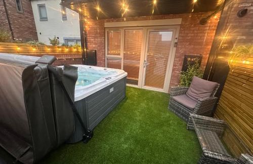 Hull Casa | Designer Townhouse with Hot Tub, Balcony and Bronze Sculptures