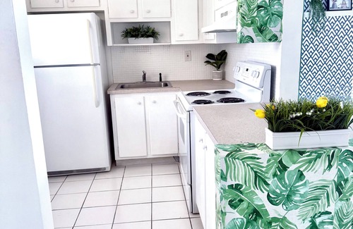 Aventura Condominio | Designer’s 1-Bedrm condo 1-Block to Aventura Mall! Parking
