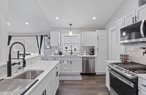 Oakbrook Terrace Casa | Desirable chic home in a Prime Location!