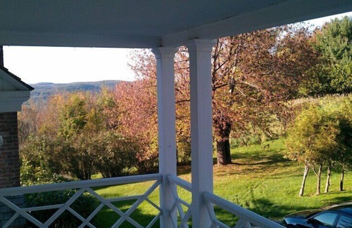 Cooperstown Casa | Destino Propiedad. Con vistas a Cooperstown. Los jardines son preciosos.