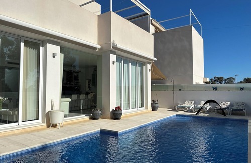 Mil Palmeras Casa | Villa independiente de lujo de 4 dormitorios con piscina para dormir 8