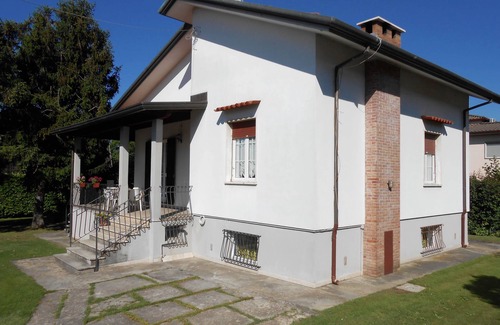 Montignoso Apartamento | Amplio apartamento independiente en una casa adosada con jardín en Versilia